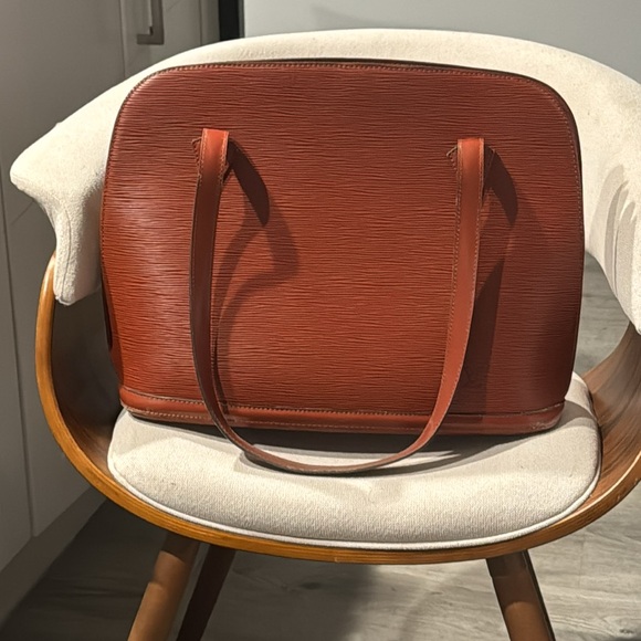 ON SALE‼️‼️‼️. Louis Vuitton Brown Epi Shoulder Bag🔥 Great big size. - Picture 3 of 11